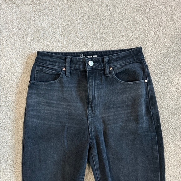 No boundaries high rise black straight leg distressed knee jeans in size 9 - Picture 2 of 5